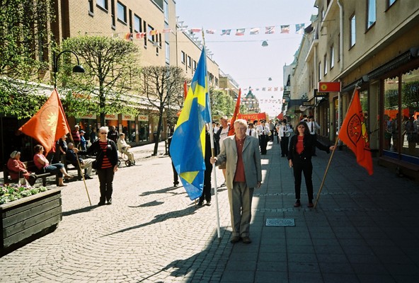 Pelle Månsson står med svenska flaggan i täten av tåget